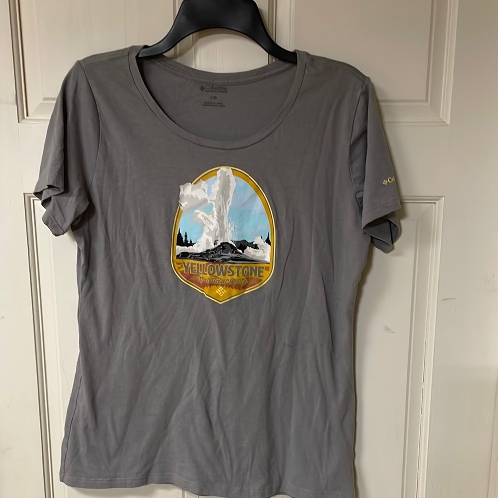 Ladies’ Columbia Gray Yellowstone Graphic short sleeve Tee size large